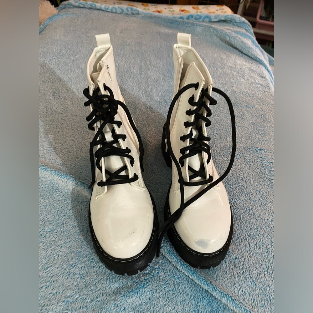 White madden nyc high top boots with zip on side size 8